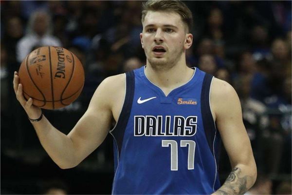 在争抢篮板 在争抢篮板