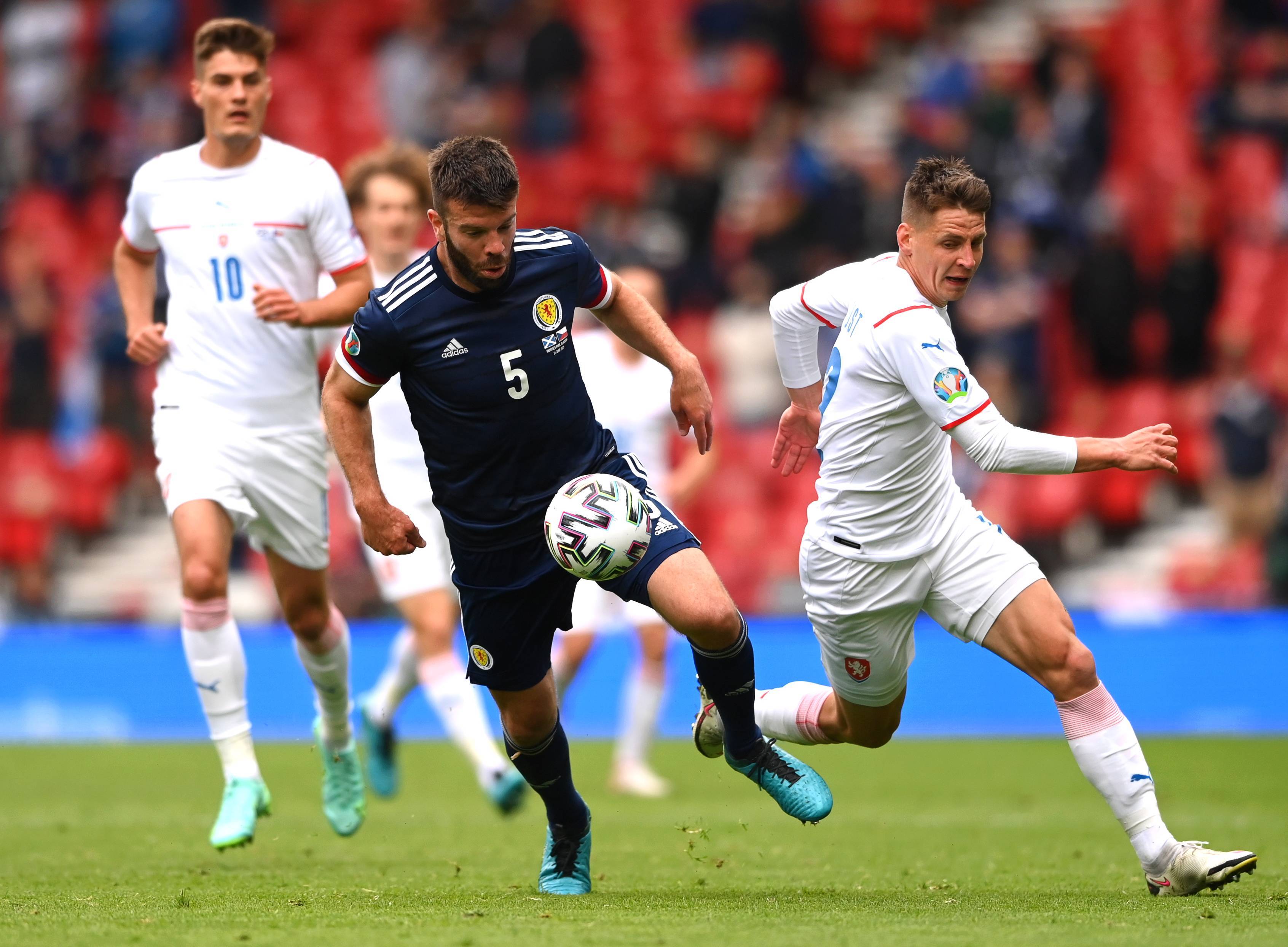 麦卡利斯特晒遛狗照，身穿利物浦95／96赛季复古球衣